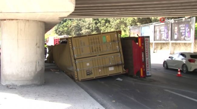 Bakırköy'de üst geçide sıkışan tır yan yattı: 1 yaralı