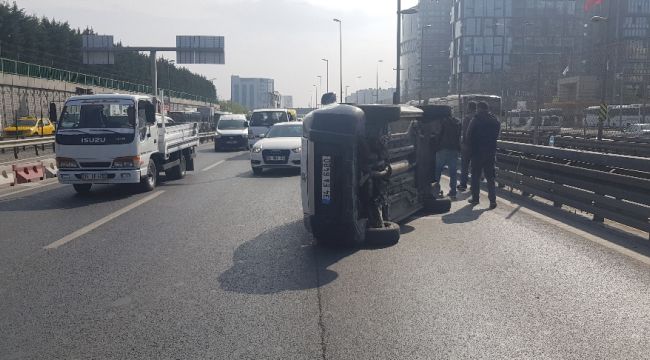 Bariyerlere çarpan araç takla attı: E-5'te trafik kilitlendi