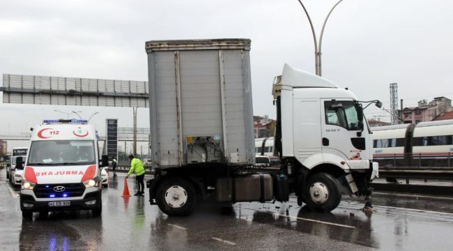 Bariyerlere çarpan tır D-100'de trafiği felç etti