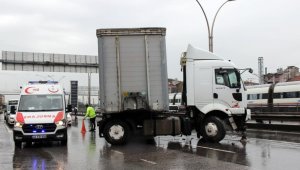 Bariyerlere çarpan tır D-100'de trafiği felç etti