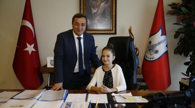 Başkan Batur Koltuğu minik Eliz'e emanet etti