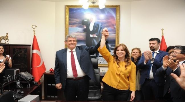 Başkan Çalkaya Koltuğunu Eşi'ne Devretti
