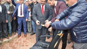 Başkan seçildi, ilk işi makam koltuğunu yakmak oldu