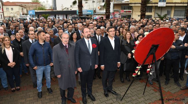 Başkan Utku Gümrükçü Atatürk Anıtına Çelenk Sundu 