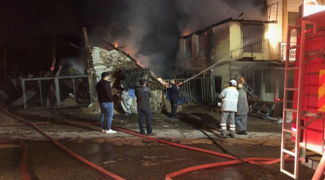 Başkent'te talaş atölyesi alev alev yandı