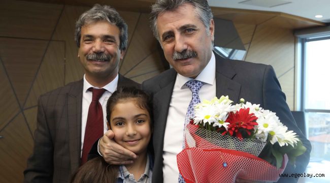 Belediye kapılarını halka açtı ziyaretçi akınına uğradı 