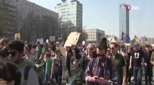 Berlin'de artan kiralar protesto edildi