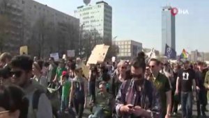 Berlin'de artan kiralar protesto edildi