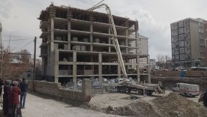 Beton dökme vincinin aparatı devrildi: 1 ölü