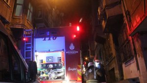 Beyoğlu'nda korkutan çatı yangını