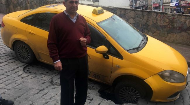 Beyoğlu'nda yol çöktü: taksi tekeri çukura girdi