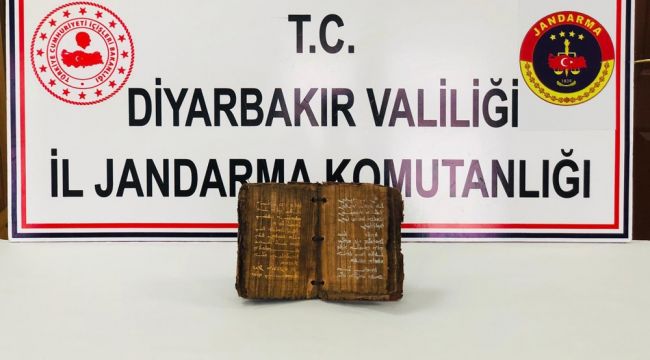 Bin 300 yıllık dini motifli kitap ele geçirildi