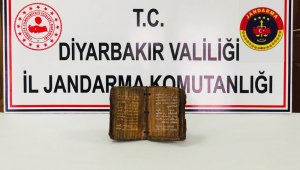 Bin 300 yıllık dini motifli kitap ele geçirildi