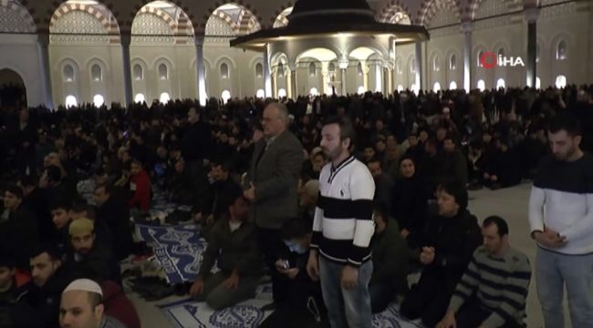 Binlerce kişi Çamlıca Camii'ne akın etti