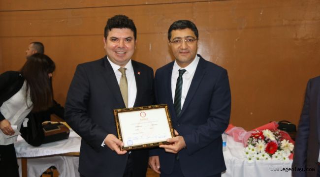 Buca Belediyesi'nin genç başkanı Erhan Kılıç mazbatasını aldı