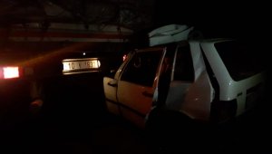 Bursa'da otomobil tırın altına girdi: 2 yaralı