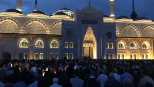 Büyük Çamlıca Camii'ne binlerce genç akın etti