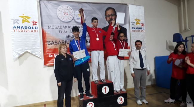 Çiğli Belediyesi tekwondo sporcusu Eskişehir'e madalya ile döndü 