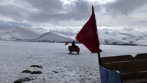 Çıldır Gölü'nde buzlar çözülmeye başladı