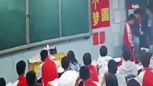 Çin'de sinirli öğretmen öğrencileri dövdü
