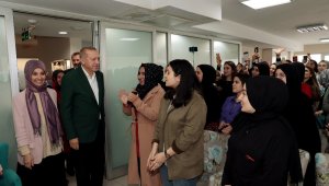 Cumhurbaşkanı Erdoğan'dan kız yurduna ziyaret