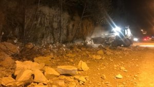 Dağdan kopan dev kaya faciaya neden oluyordu