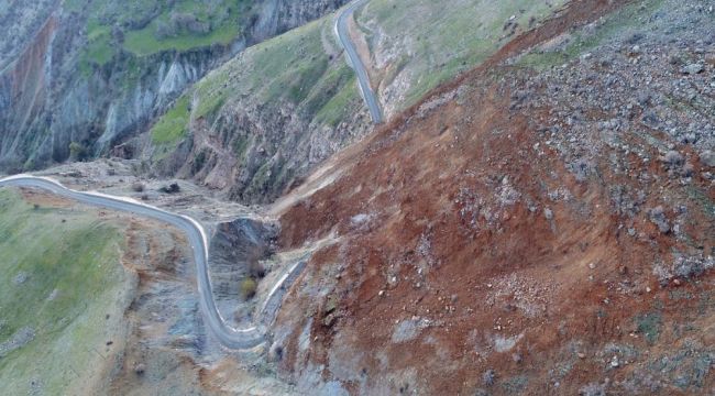 Depremle gelen heyelan ilçeye bağlantı yolunu kapattı