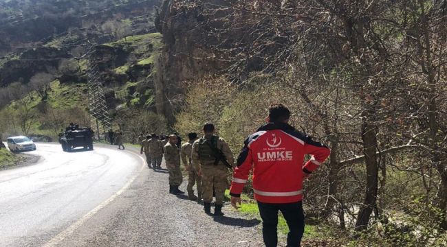 Dereye uçan araçta bir asker hayatını kaybetti