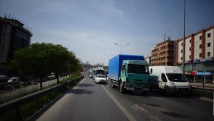 E-5'te 3 araç birbirine girdi: 3 yaralı
