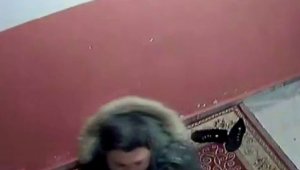 Elma yiyerek ayakkabı çalan hırsız kamerada