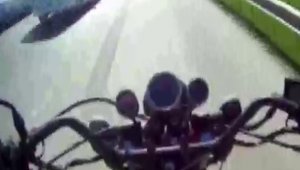Emniyet şeridine giren aracın motorcuya çarptığı kaza kamerada