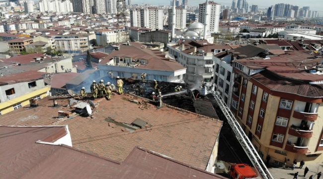 Esenyurt'ta bir binanın çatı katı alev alev yandı