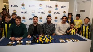 Fenerbahçe Beko'nun yıldızları, imza gününde taraftarlarla buluştu