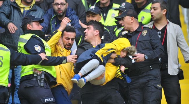 Fenerbahçe maçında çıkan arbede sonucu küçük çocuk şoka girdi