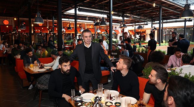 Fenerbahçeli futbolcular moral yemeğinde bir araya geldi