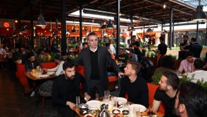 Fenerbahçeli futbolcular moral yemeğinde bir araya geldi