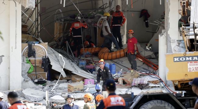 Filipinler'de enkaz altından bir kişi kurtarıldı