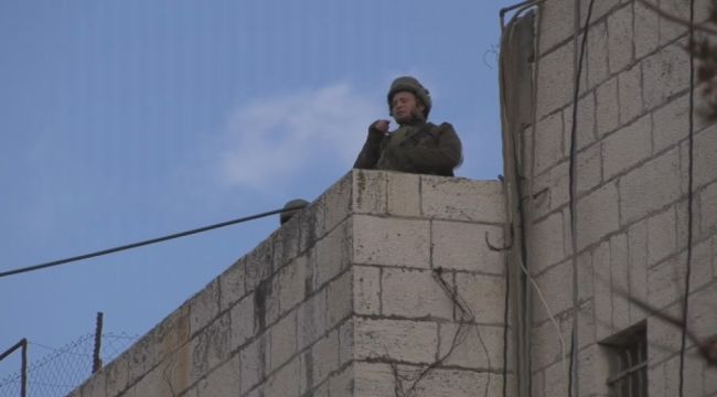Filistinlilerden caddeleri kapatan İsrail askerlerine tepki