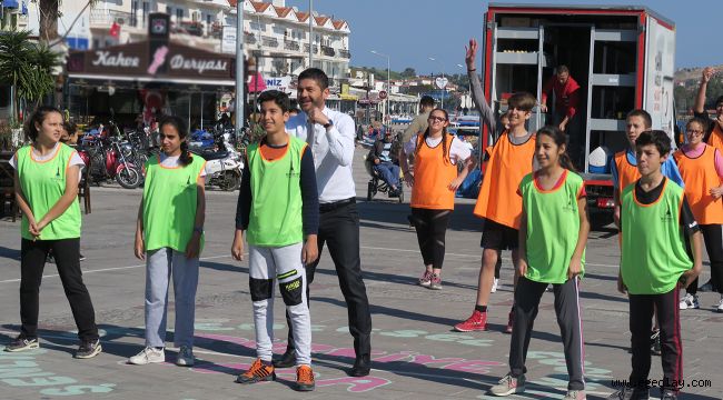 Foça'da geleneksel çocuk oyunları şenliği