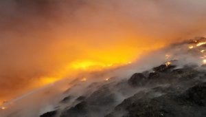 Foça'da geri dönüşüm depolama alanında yangın