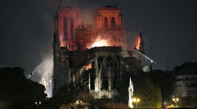Fransa'da "Notre Dame" yangını tüm dünyayı üzdü