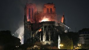 Fransa'da "Notre Dame" yangını tüm dünyayı üzdü