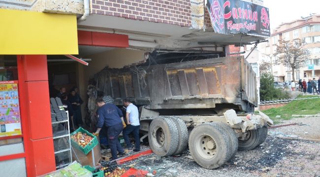 Freni boşalan kamyon kuaföre daldı: 3 yaralı