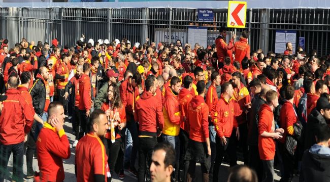 Galatasaraylı taraftarlar stada geldi