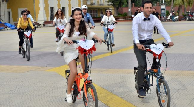 Gelin ve damat bisikletli konvoyla mutluluğa pedal çevirdi