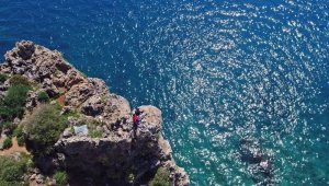 Gençlerin 30 metrelik uçurumda drone imtihanı