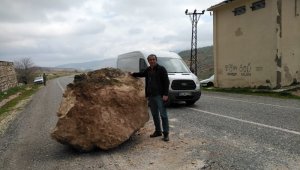 Gercüş'te yola dev kaya parçaları düştü
