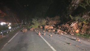 Giresun'da heyelan: Karayolu trafiğe kapandı