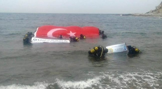 Guinness rekortmeni Karabay su altında dev Türk bayrağı açtı