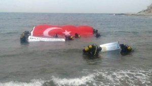 Guinness rekortmeni Karabay su altında dev Türk bayrağı açtı